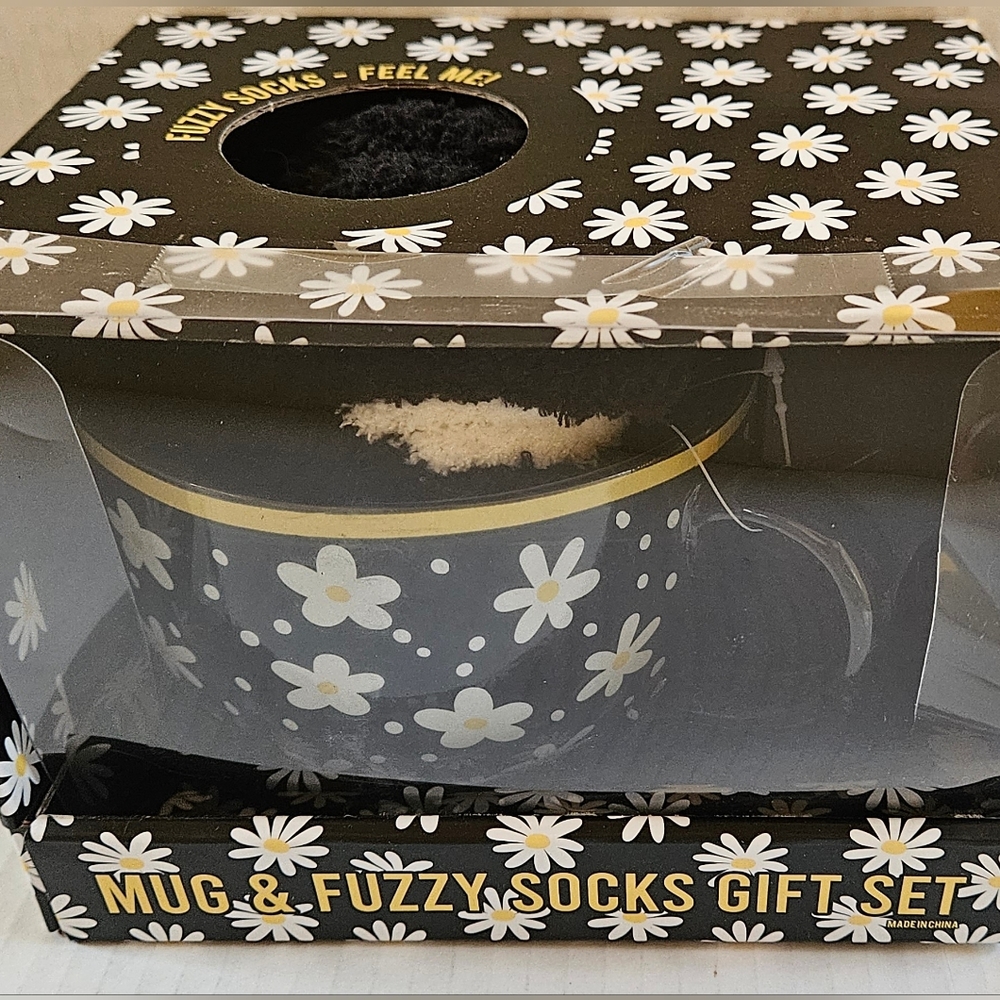 MUG & FUZZY SOCKS GIFT SET - Picture 6 of 8